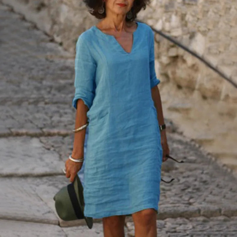 Lässiges hellblaues Damenkleid mit V-Ausschnitt & Dreiviertelarm, Midi-Länge, ideal als Strand- oder Urlaubskleid.