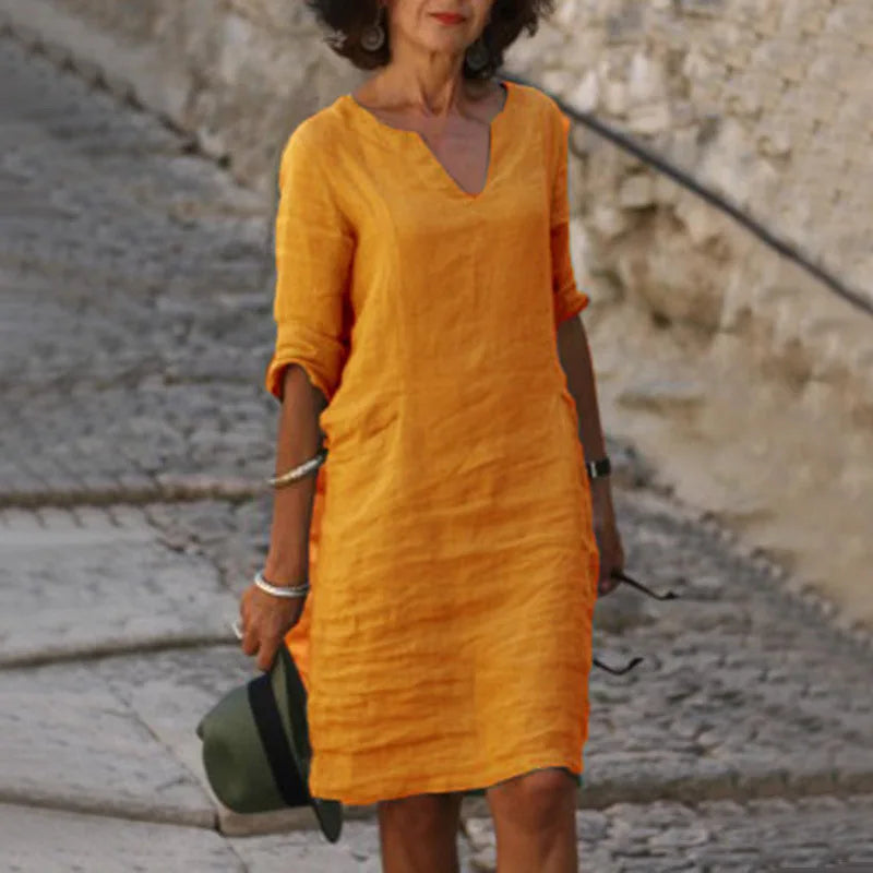 Frontansicht: Damen Midi Sommerkleid hellblau, V-Ausschnitt, luftige Passform, Dreiviertelarm für Frühling & Sommer.