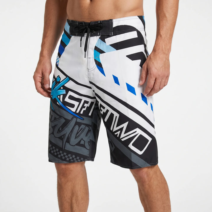 Sommerliche Herren Badeshorts, auffälliges Muster. Bequeme Strandmode schnelltrocknend für Urlaub.