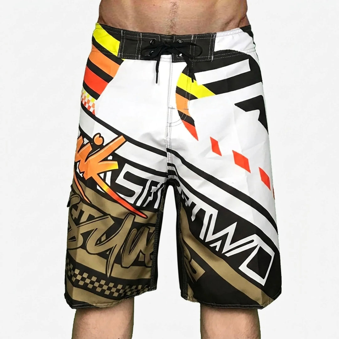 Herren Strandmode: Schnelltrocknende Badeshorts mit auffälligem Muster. Perfekt für Sommer & Urlaub.