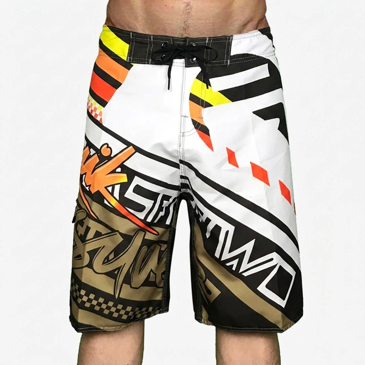 Herren Strandmode: Schnelltrocknende Badeshorts mit auffälligem Muster. Perfekt für Sommer & Urlaub.