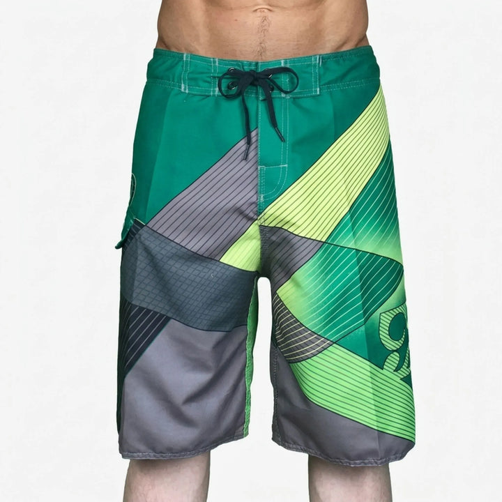 Trendige Herren Badeshorts mit Muster, schnelltrocknend. Ideal für Strand, Pool & Sommer-Freizeit.