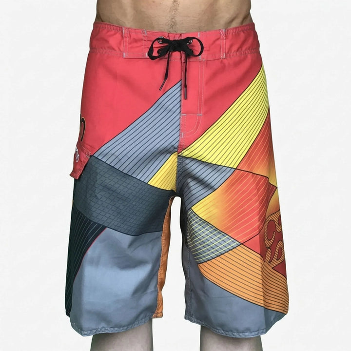 Auffällige Herren Boardshorts für den Sommer. Schnelltrocknende Bademode mit Muster für Urlaub & Strand.