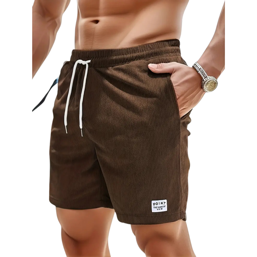 Mann trägt bequeme Herren Bademode am Strand, bereit für Schwimmen und Entspannung. Casual Shorts.