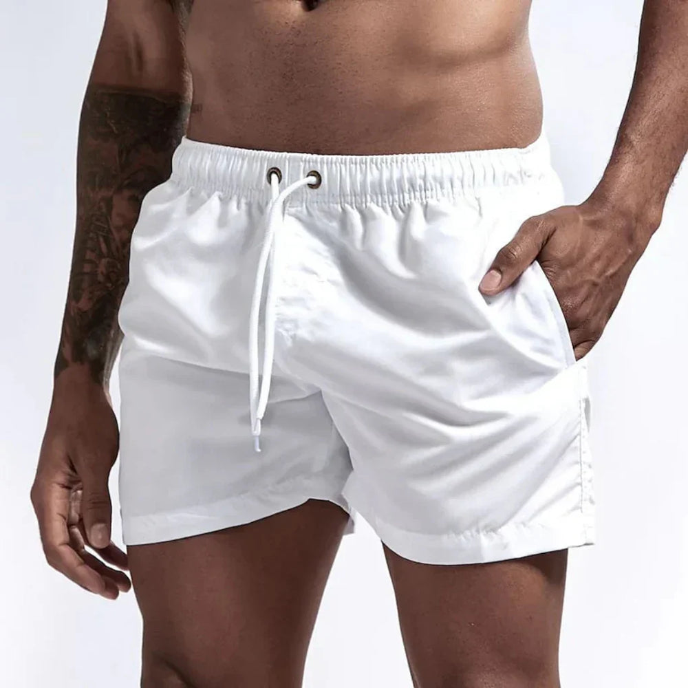 Stylische Herren Schwimmshorts für Sommer, Urlaub & Wasseraktivitäten.