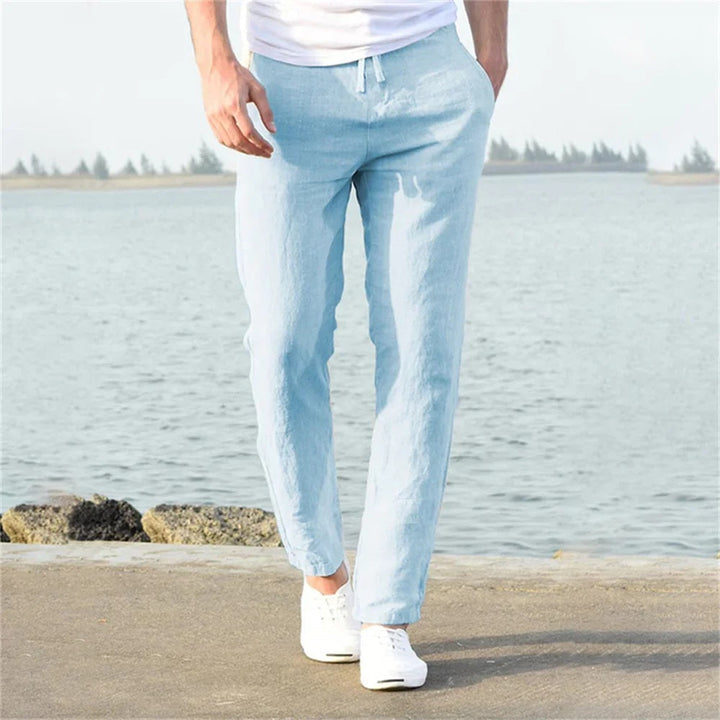 Klassische Herren Hose, gerade geschnitten, in Unifarben. Eine komfortable Basishose für jede Jahreszeit.