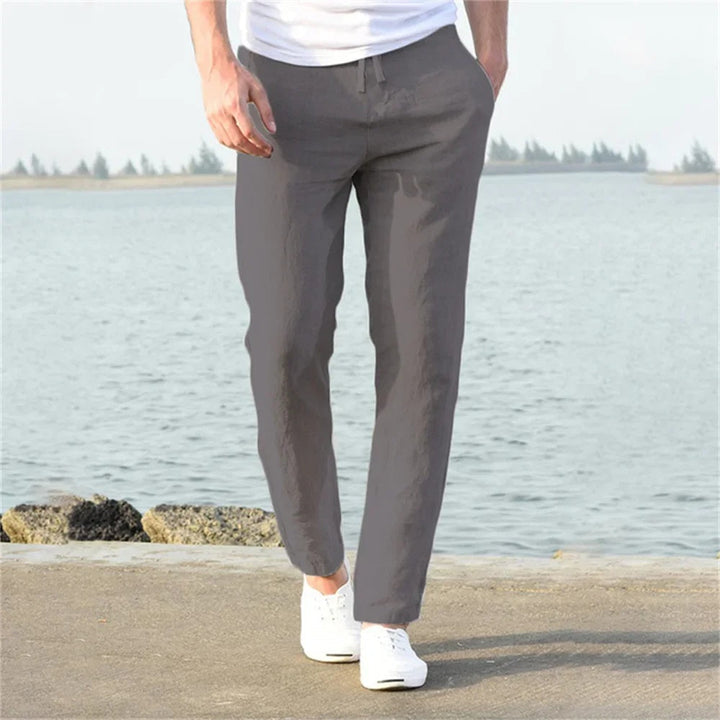 Leichte Herren Hose, gerade geschnitten, optimal für Frühling, Sommer & Herbst. Komfortabler Alltagsbegleiter.