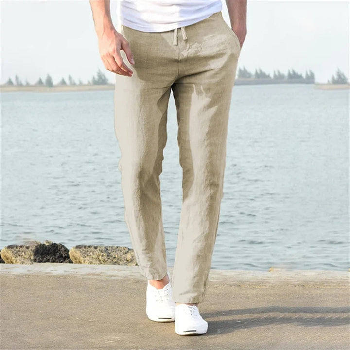 Vielseitige Herren Hose mit gerader Passform, ideal für Casual-Looks oder elegante Outfits. Ganzjahres-Basic.