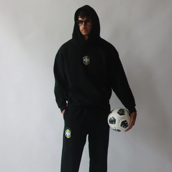Grau-schwarzer Herren Brasilien Trainingsanzug. Idealer Sport- & Freizeitanzug für Fans des aktiven Lifestyles.