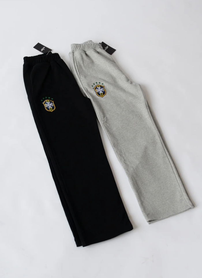 Komfortabler Herren Jogginganzug im Brasilien-Design. Moderner Zweiteiler für Training, Sport oder Casual Wear.