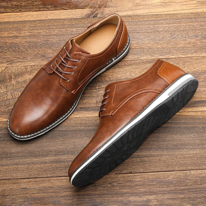 Detailaufnahme der hochwertigen Oberfläche der braunen Business Schuhe für Herren.