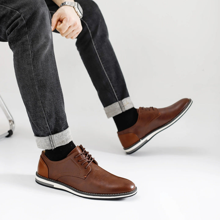 Braune Business Schnürschuhe für Herren, zeitlos klassisch, passend zu Anzügen und Chinos.