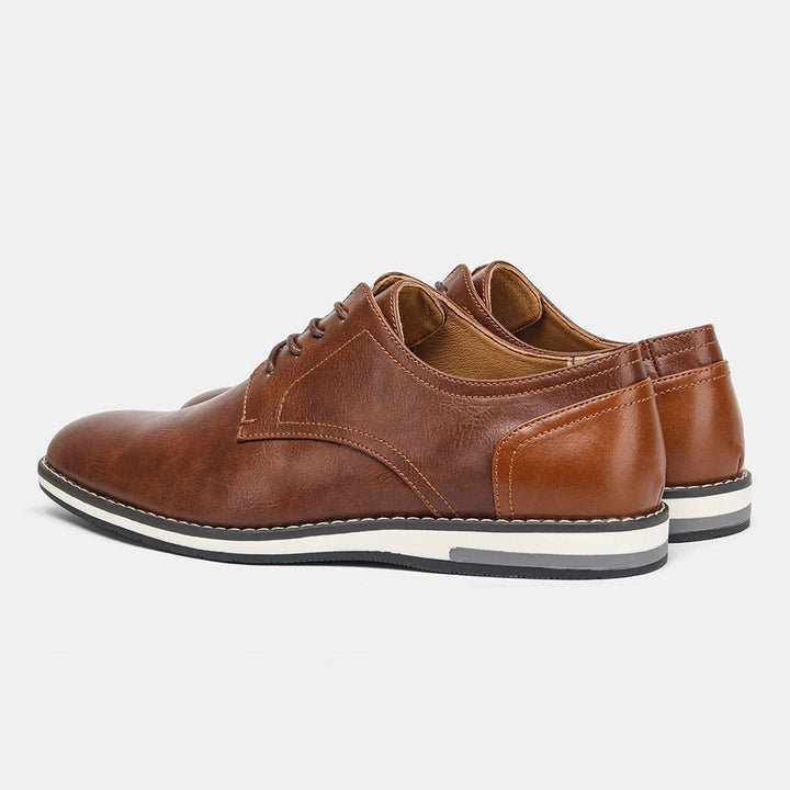 Seitenansicht der braunen Business Schuhe für Herren, die Eleganz und Komfort vereinen.
