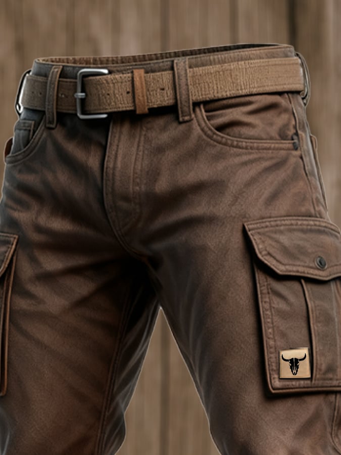 Mann in brauner, warmer Herbst- & Winter Cargo-Hose. Praktisch & bequem für Outdoor & Freizeit.