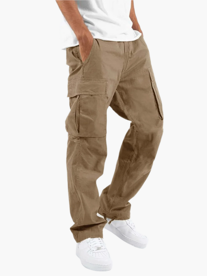 Stilvolle Herren Cargohose im modernen Urban Streetwear Design. Lässige Männer Freizeithose mit praktischen Taschen.