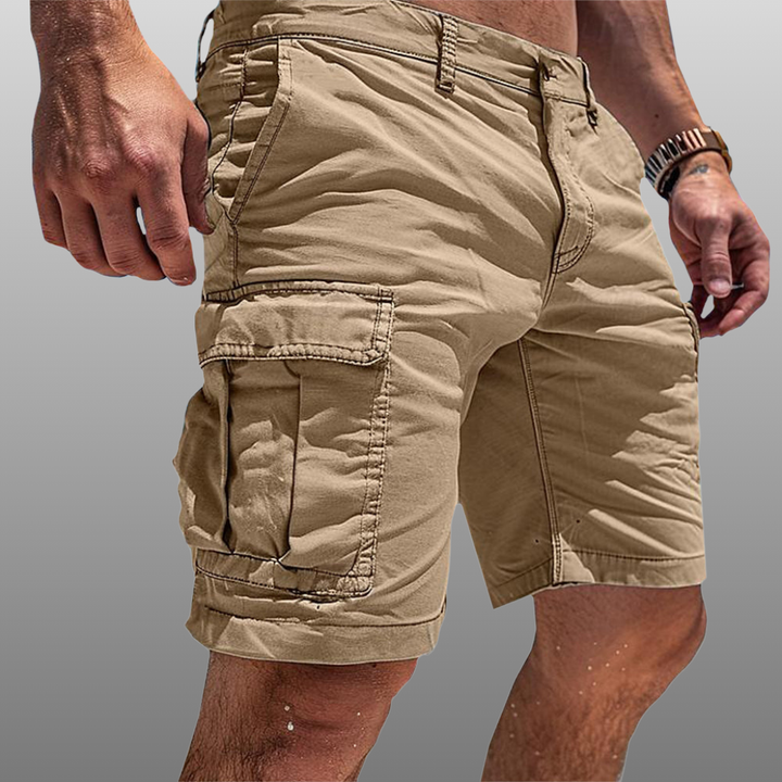 Detailansicht der robusten Cargo-Shorts für Herren mit praktischen Seitentaschen. Perfekt für Outdoor und Freizeit.