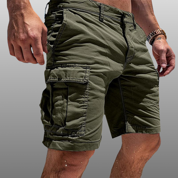 Lässige Herren Cargo-Shorts getragen, ideal für entspannte Sommertage, Outdoor-Aktivitäten oder als Freizeithose.