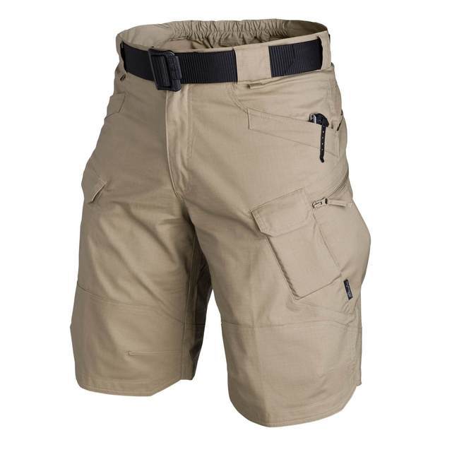 Mann trägt stylische Herren Cargo-Shorts beim Outdoor-Sport im Sommer. Funktional und bequem für jede Aktivität.