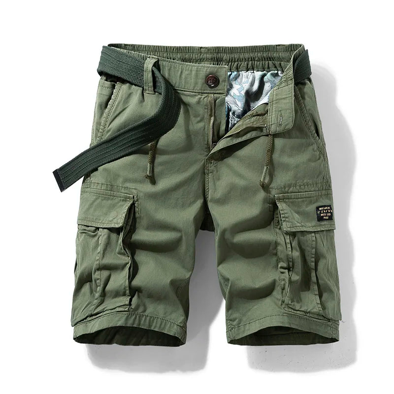Moderne Herren Cargo-Shorts für Freizeit. Perfekt für den Sommer, mit seitlichen Taschen und bequemem Schnitt.