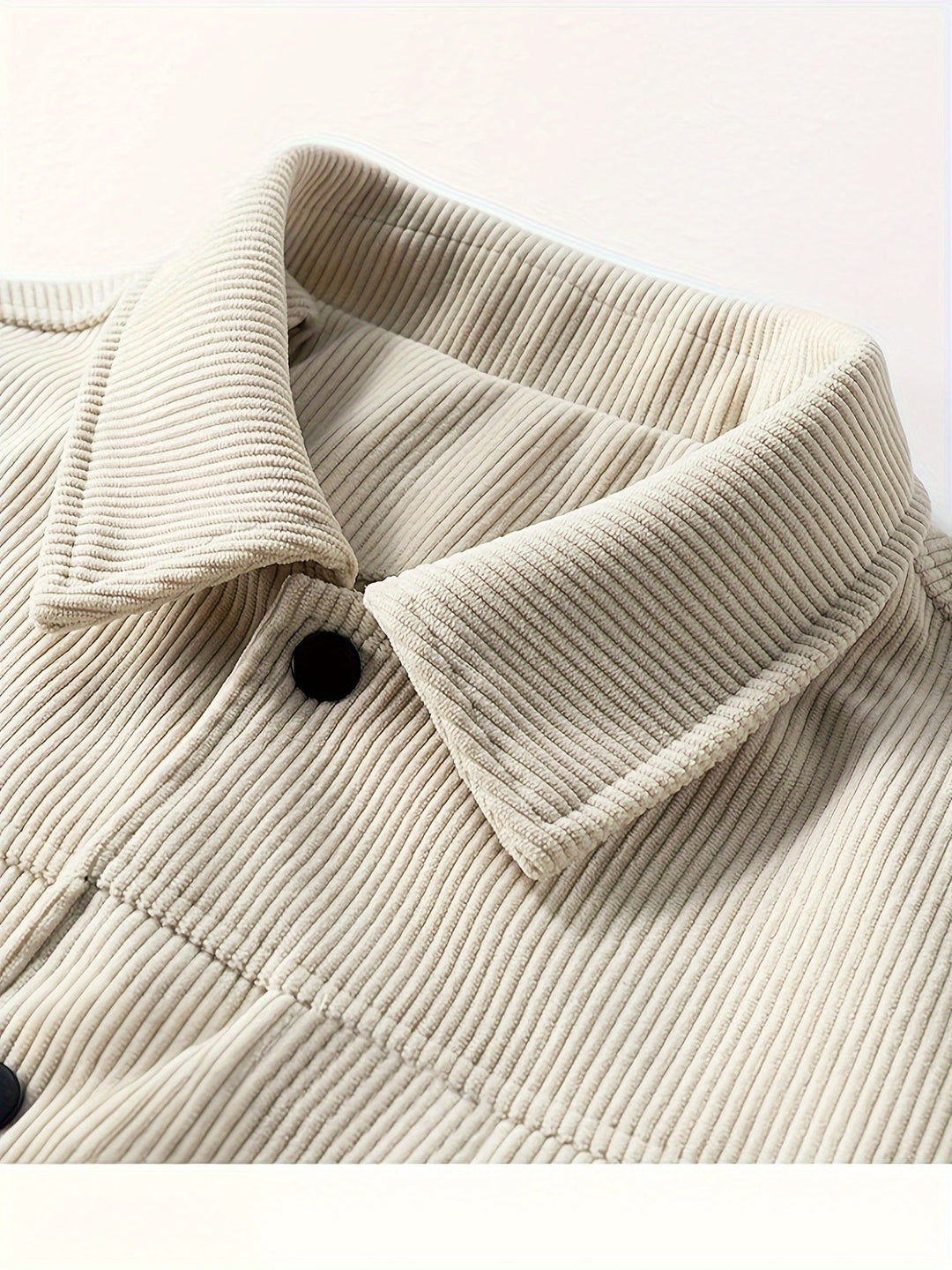 Strukturierte Herrenjacke, körpernah geschnitten, perfekt für einen eleganten Übergangs-Look.