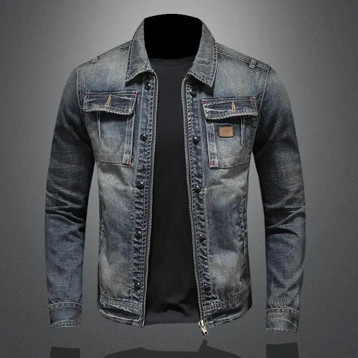 Herren Vintage Denimjacke in klassischem Blau, ideal für lässige Alltags-Looks und Streetwear, getragen von einem Model.