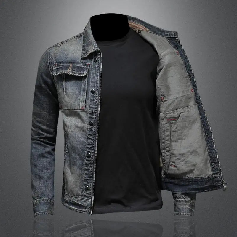 Detaillierte Ansicht einer Herren Vintage Denimjacke, zeigt die robuste Stoffstruktur und den Used-Look für zeitlosen Stil.