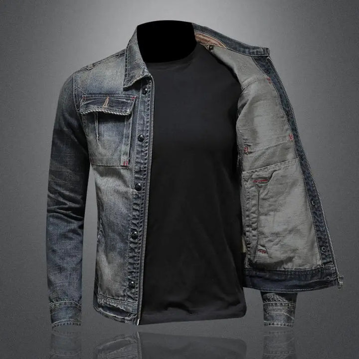 Detaillierte Ansicht einer Herren Vintage Denimjacke, zeigt die robuste Stoffstruktur und den Used-Look für zeitlosen Stil.