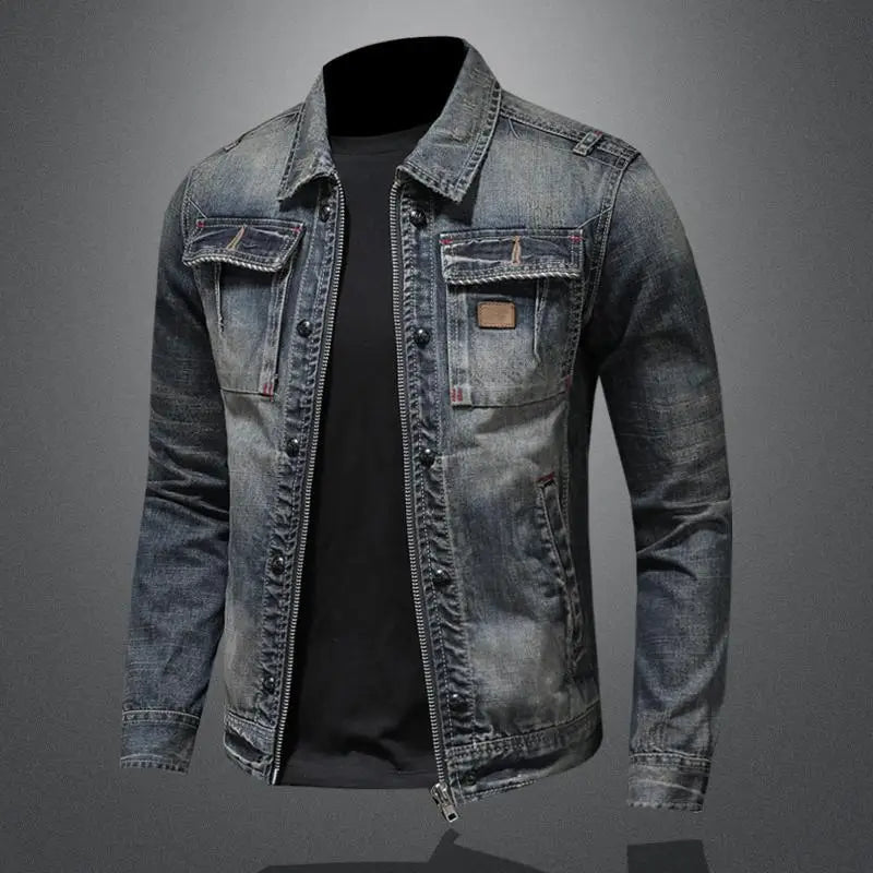 Klassische Herren Vintage Denimjacke, flach liegend, perfekte Übergangsjacke für Herbst und Frühling, vielseitig kombinierbar.