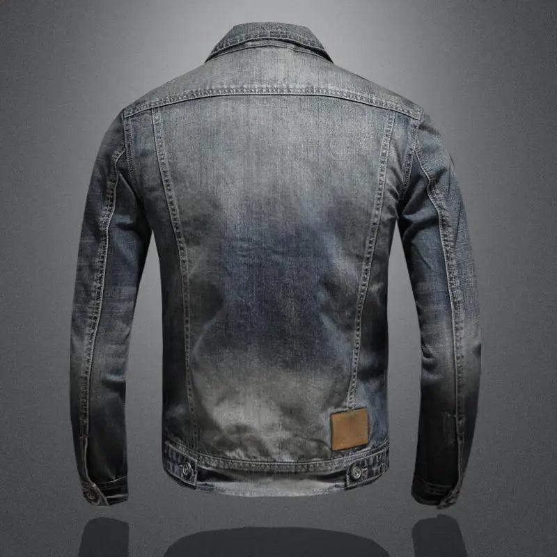 Rückenansicht einer stilvollen Herren Vintage Denimjacke, lässiger Denim Style für mühelose Coolness und moderne Männer.