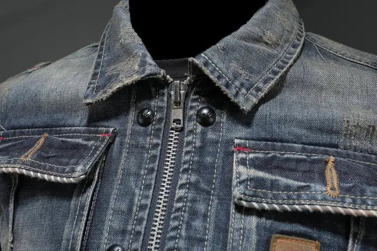 Herren Vintage Denimjacke als Teil eines lässigen Freizeit-Outfits, klassische Mode für moderne Männer und urbane Looks.
