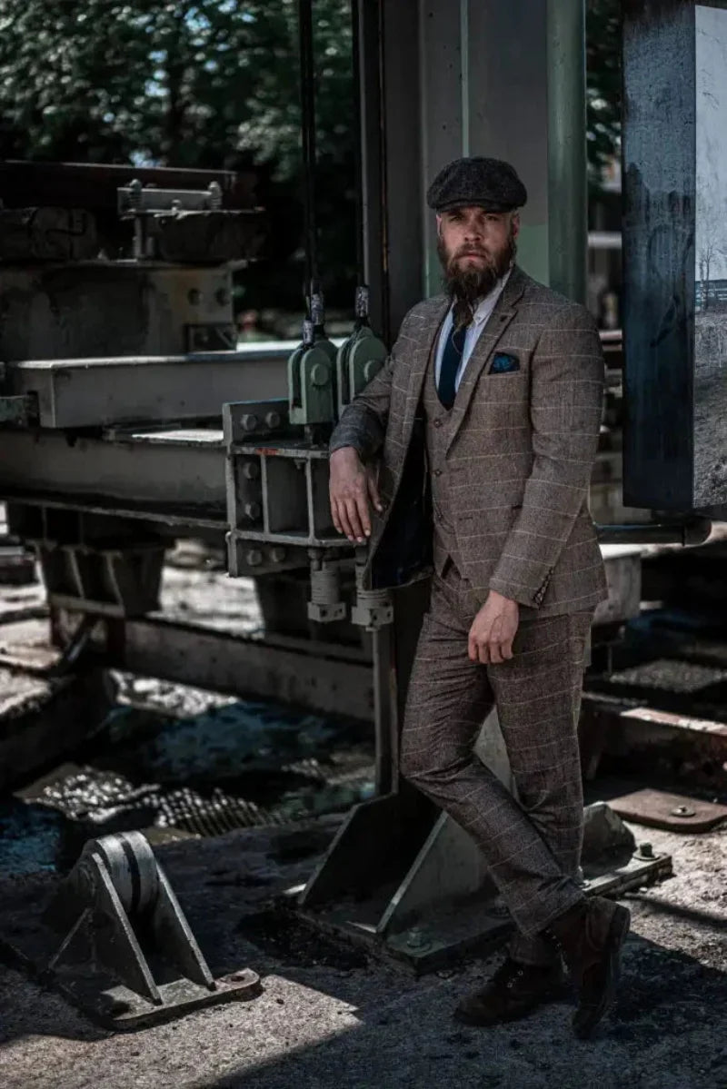 Elegante Herrenmode: Dreiteiliger Anzug mit Karomuster, ideal für formelle Anlässe.