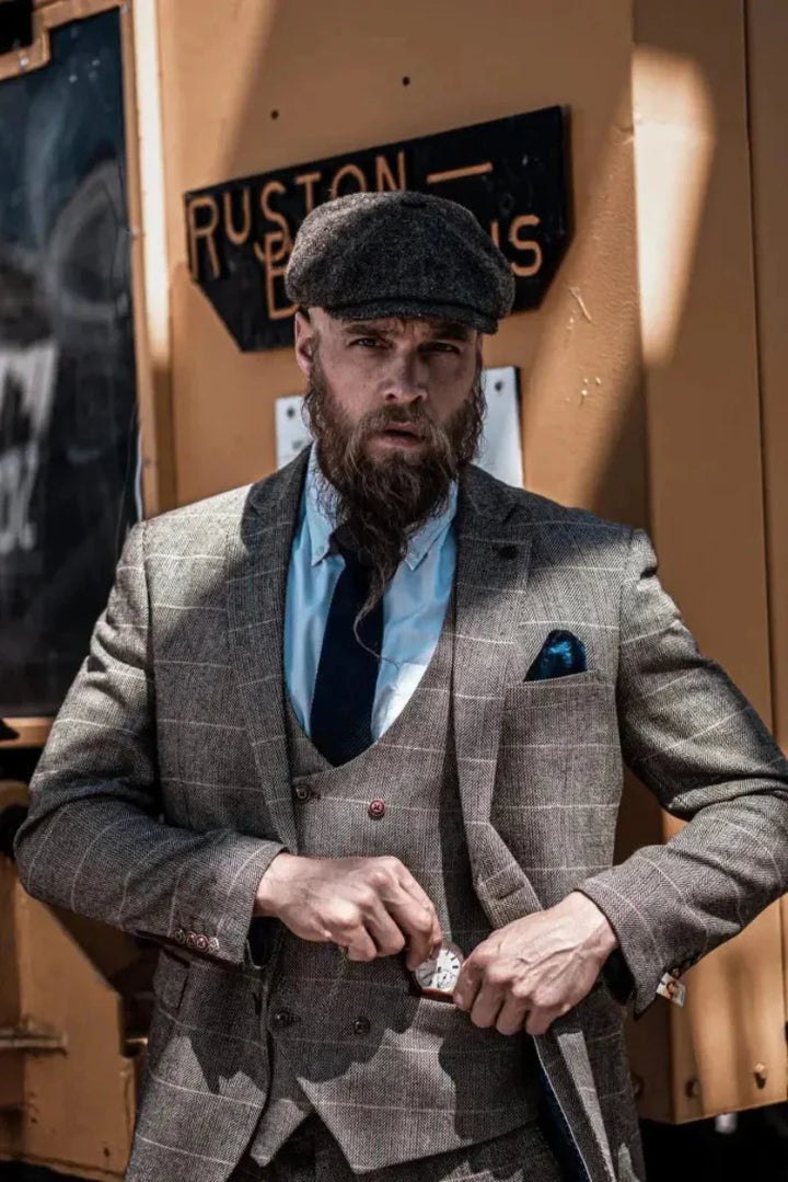 Herren Dreiteiler Anzug mit Karomuster. Perfekte Wahl für einen eleganten Auftritt.
