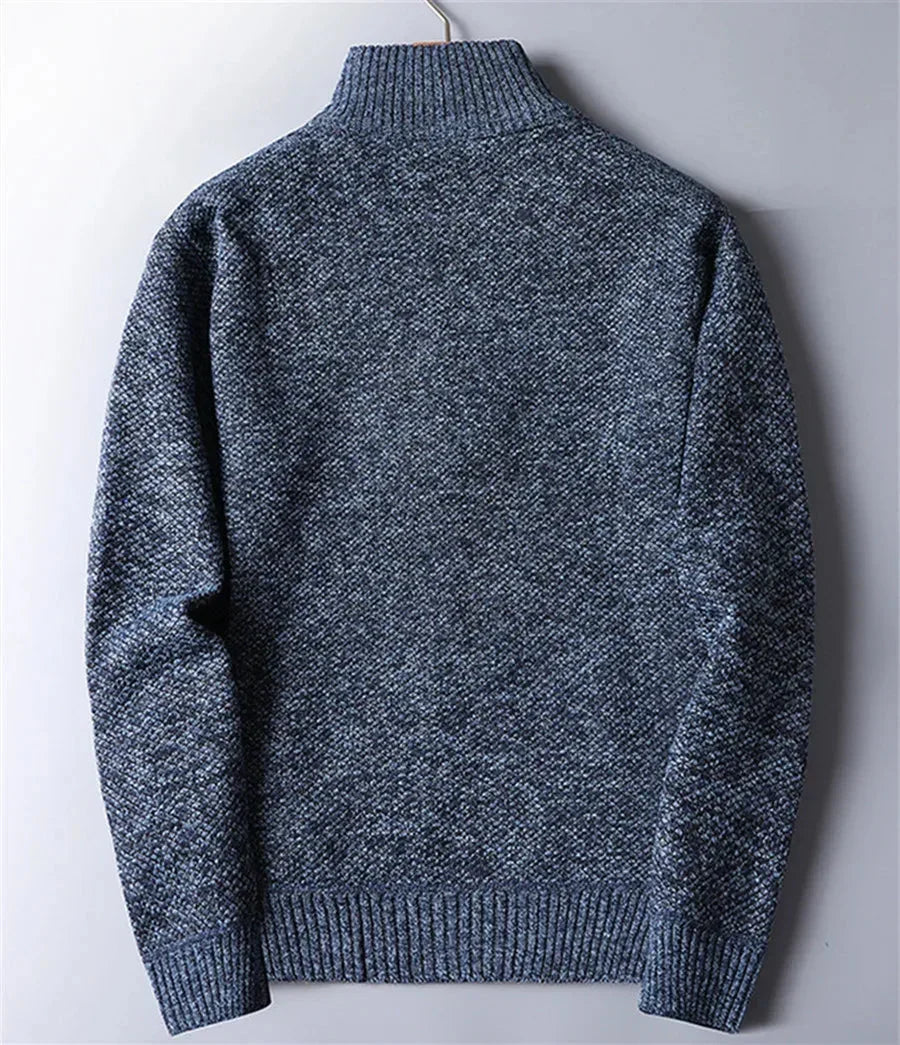 Taillierter Herren-Quarter-Zip-Pullover, warm und vielseitig. Perfekt für Smart Casual und komfortable Alltagsmode.