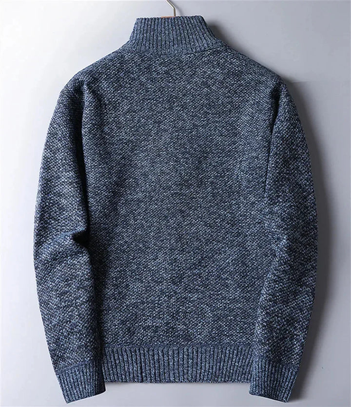 Taillierter Herren-Quarter-Zip-Pullover, warm und vielseitig. Perfekt für Smart Casual und komfortable Alltagsmode.