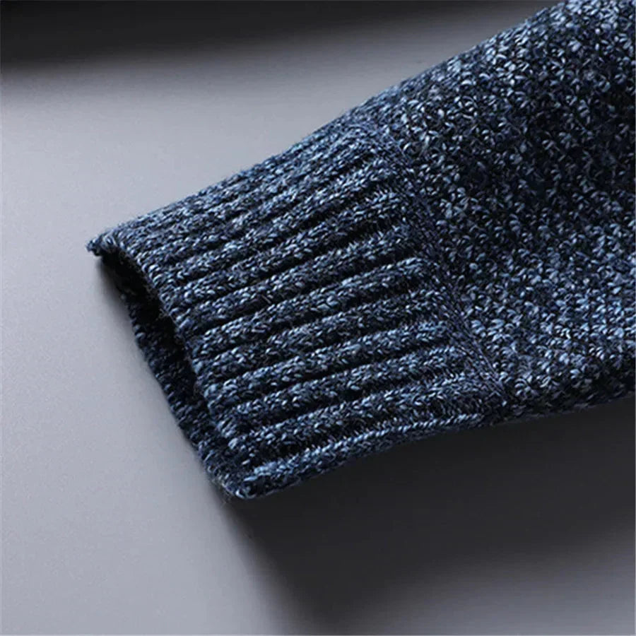 Komfortabler Herren-Quarter-Zip-Pullover, warm und tailliert. Ein vielseitiges Langarm-Oberteil für jeden Tag.