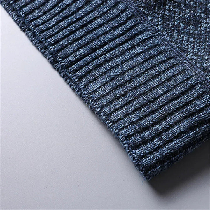 Eleganter, warmer Herrenpullover mit Quarter-Zip. Tailliertes Basic-Oberteil für stilvolle Herrenmode im Alltag.