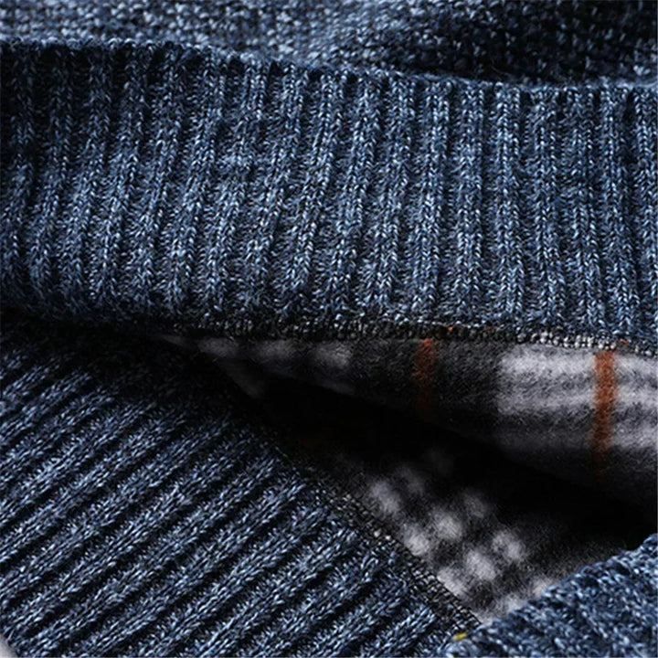 Warmer, taillierter Herrenpullover mit Reißverschlusskragen. Vielseitiges Langarm-Oberteil für kalte Tage und Männermode.