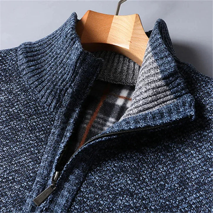 Weicher, warmer Herrenpullover im taillierten Schnitt. Vielseitiger Quarter-Zip für Smart Casual und gehobenen Alltag.