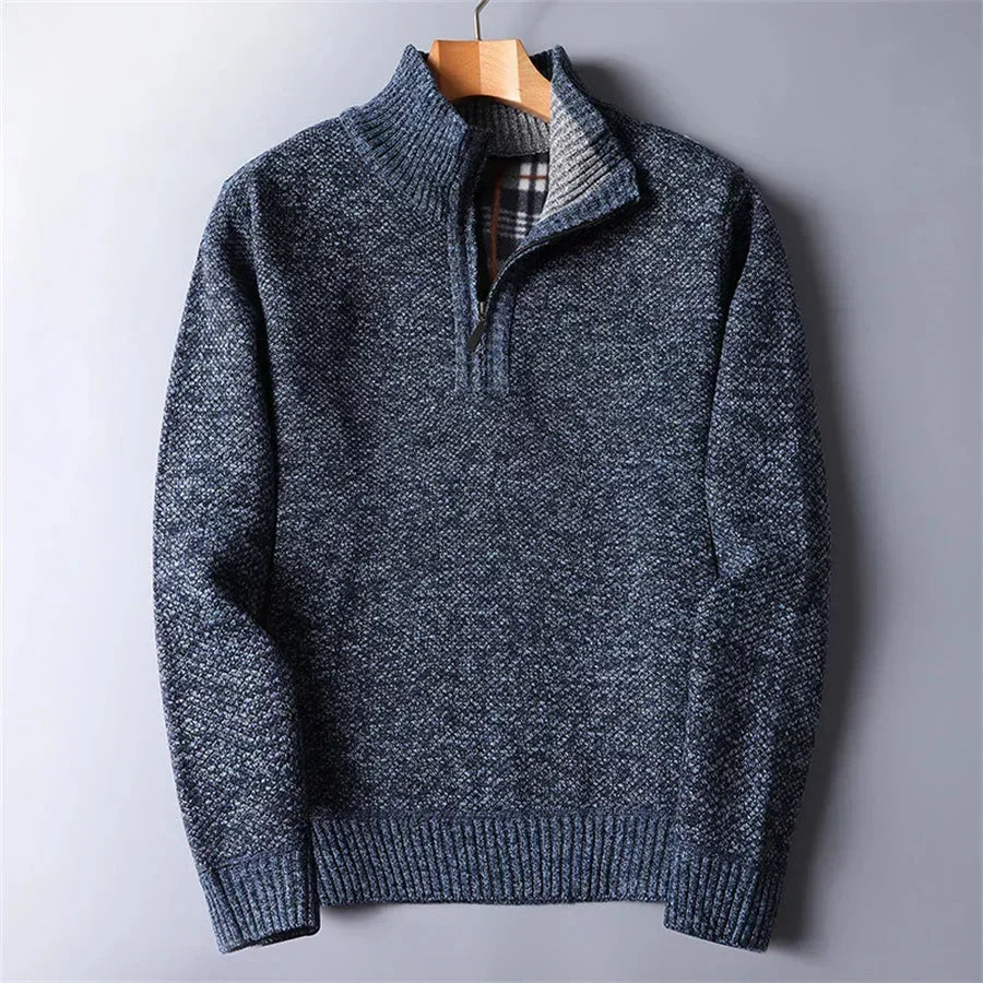 Warmer Herrenpullover mit Quarter-Zip. Tailliertes Design, ideal für elegante Alltags-Looks in der Herrenmode.