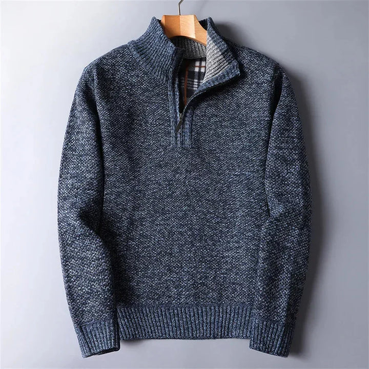 Warmer Herrenpullover mit Quarter-Zip. Tailliertes Design, ideal für elegante Alltags-Looks in der Herrenmode.