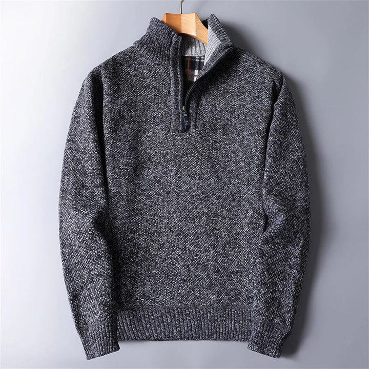 Essentieller, warmer Herrenpullover mit Quarter-Zip. Tailliertes Design, perfekt als komfortables Oberteil für den Alltag.