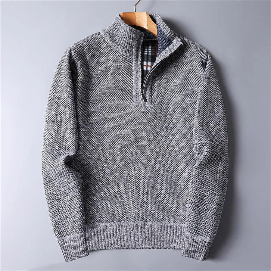 Moderner, taillierter Herrenpullover mit Half-Zip. Warm, komfortabel und elegant für vielseitige Alltags-Looks.