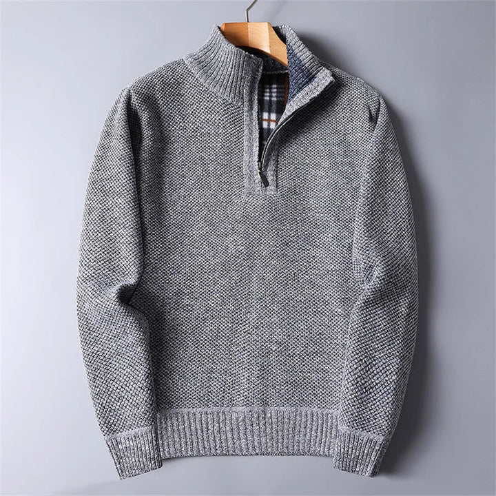 Moderner, taillierter Herrenpullover mit Half-Zip. Warm, komfortabel und elegant für vielseitige Alltags-Looks.