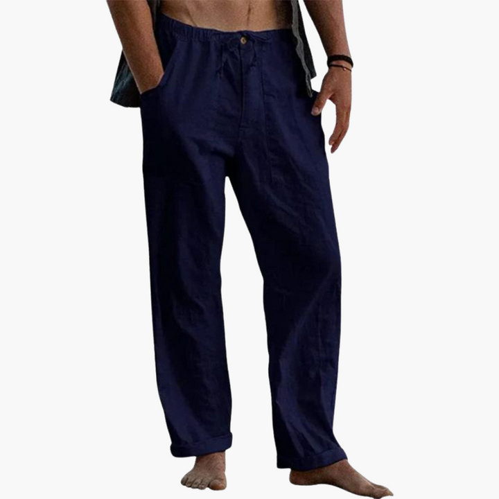 Detailaufnahme der weichen, bequemen Stoffstruktur der Herren Freizeithose, elastisch & stylisch.