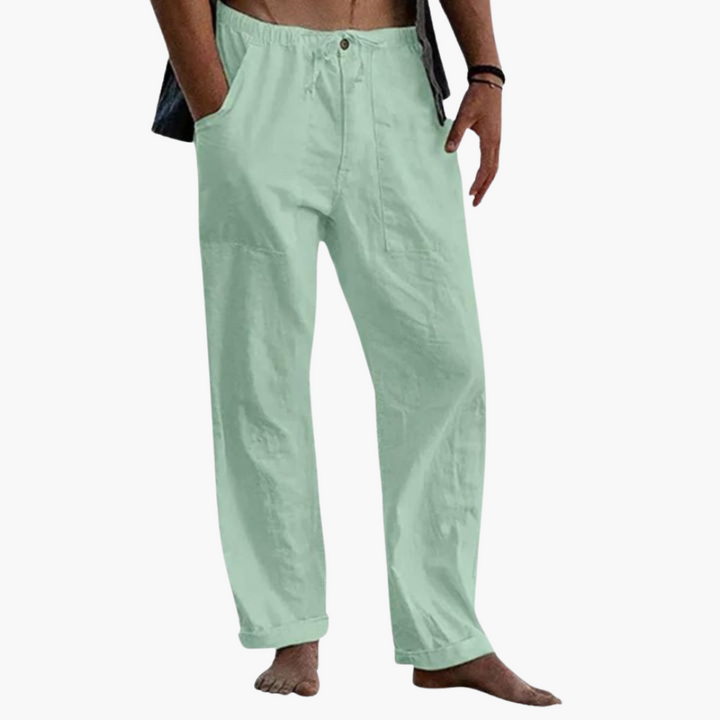 Mann trägt bequeme, stylische Herren Freizeithose, steht lässig. Ideal für Freizeit.