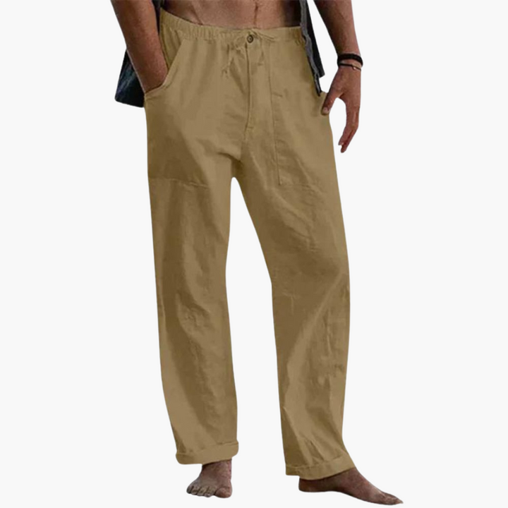 Mann sitzt entspannt in komfortabler Herren RelaxedFit Freizeithose. Maximaler Komfort garantiert.