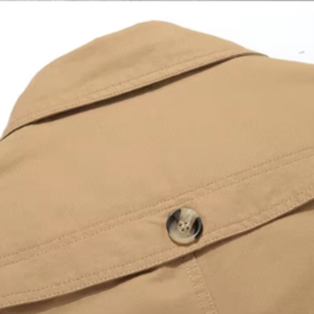 Zeitlos elegante Herren Mode: gepolsterte Trenchjacke mit klassischem Schnitt für Herbst und Übergang.