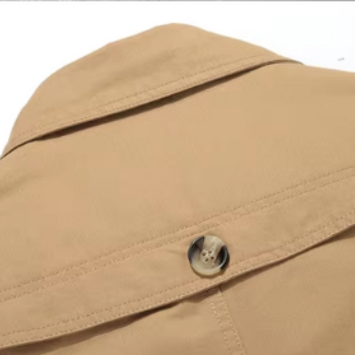 Zeitlos elegante Herren Mode: gepolsterte Trenchjacke mit klassischem Schnitt für Herbst und Übergang.