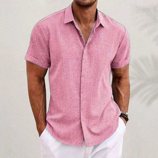 Gefaltetes Herrenhemd, Kurzarm. Elegantes Design, vielseitig für Sommer und alle Gelegenheiten.