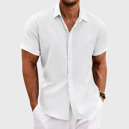 Mann lachend im eleganten Freizeithemd. Stylisch & bequem, ideal für warme Tage & Unternehmungen.